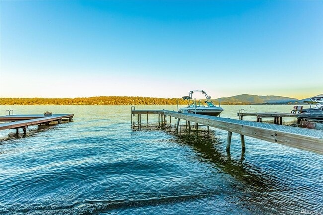 Building Photo - Stunning Lake Sammamish 50 Foot Waterfront...