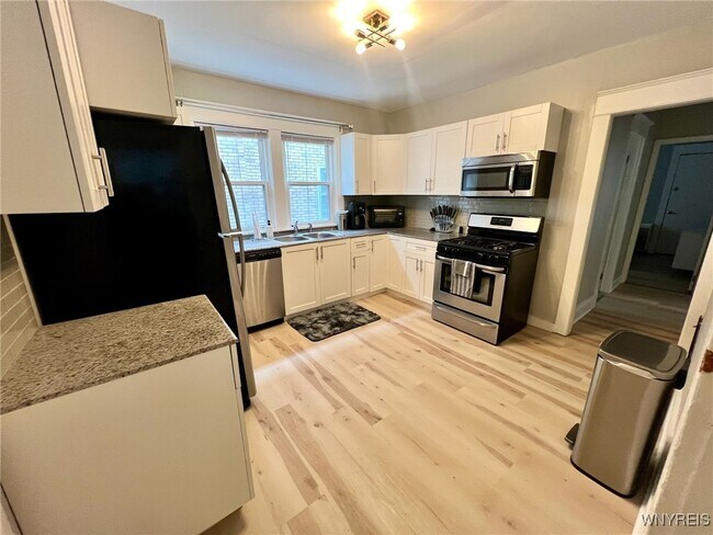 Foto del edificio - 1691 Hertel Ave