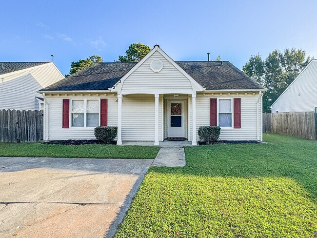 Foto del edificio - BEAUTIFUL 3-BED, 2-BATH HOME ON THE LAKE I...