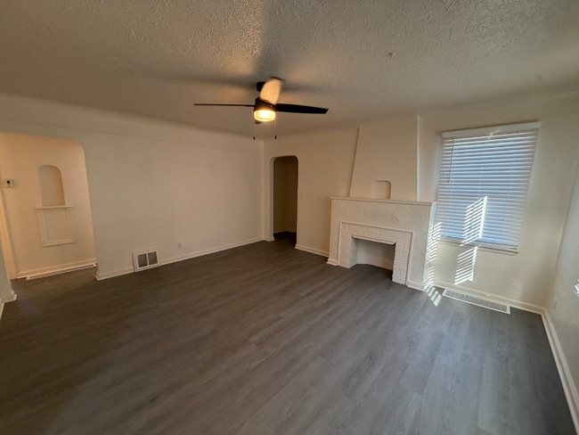 Building Photo - 820 Central Ave