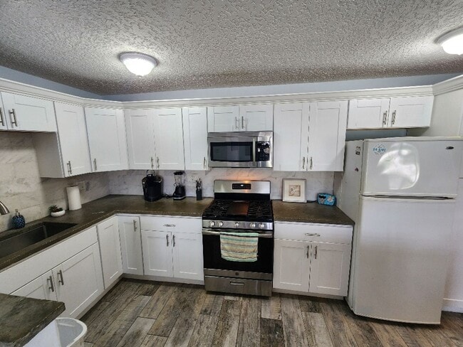 Building Photo - Great beachside 2/2/1 on corner lot
