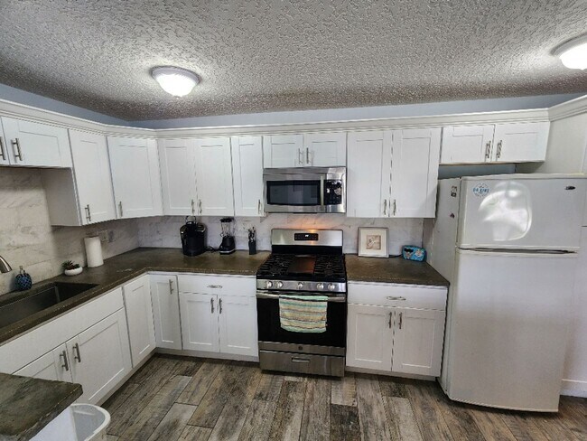 Foto del edificio - Great beachside 2/2/1 on corner lot