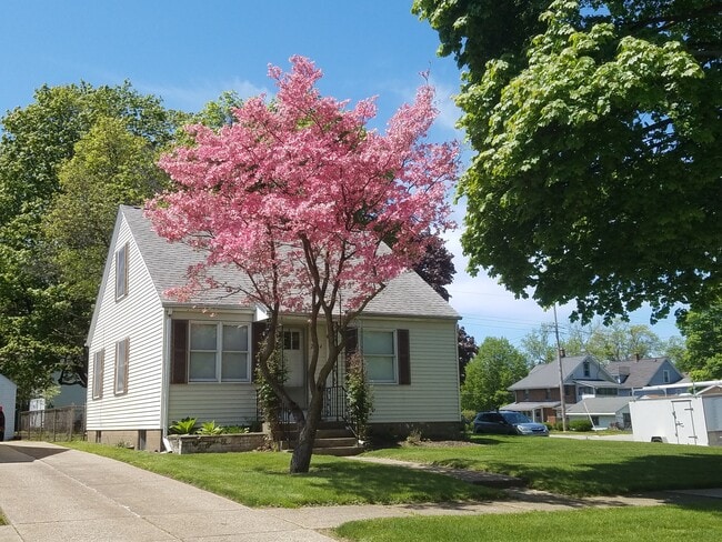 Building Photo - 2204 E Lawn Pkwy