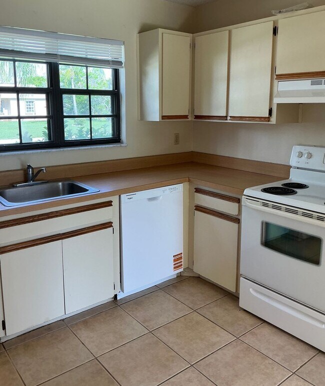 Building Photo - 1537 SE Arenson Ln