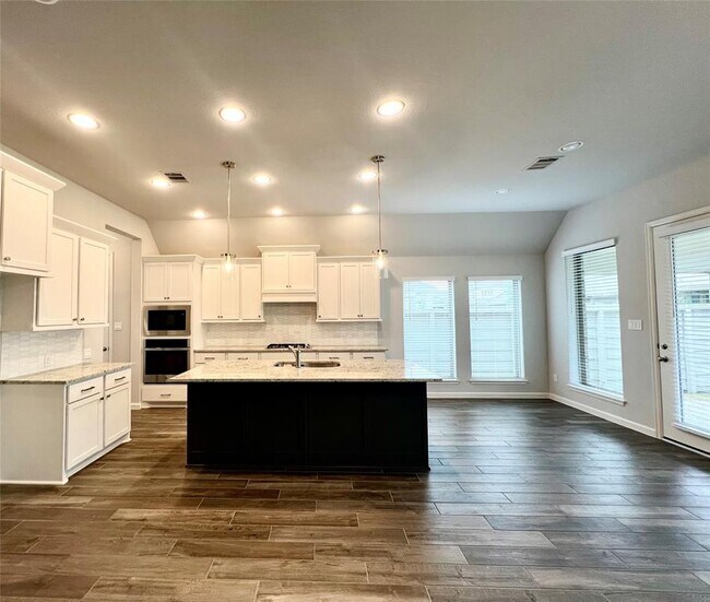 Foto del edificio - 5103 Walnut Grv Ln