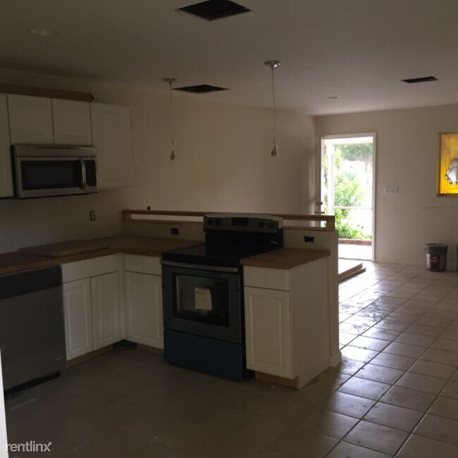 Foto del edificio - 4125 Golden Gate Pkwy