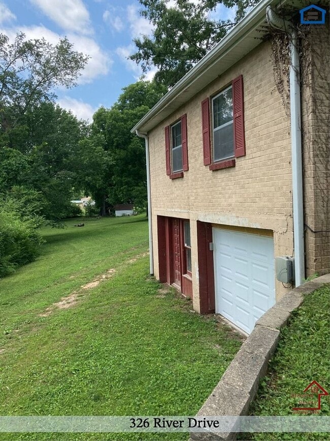 Building Photo - 326 River Dr