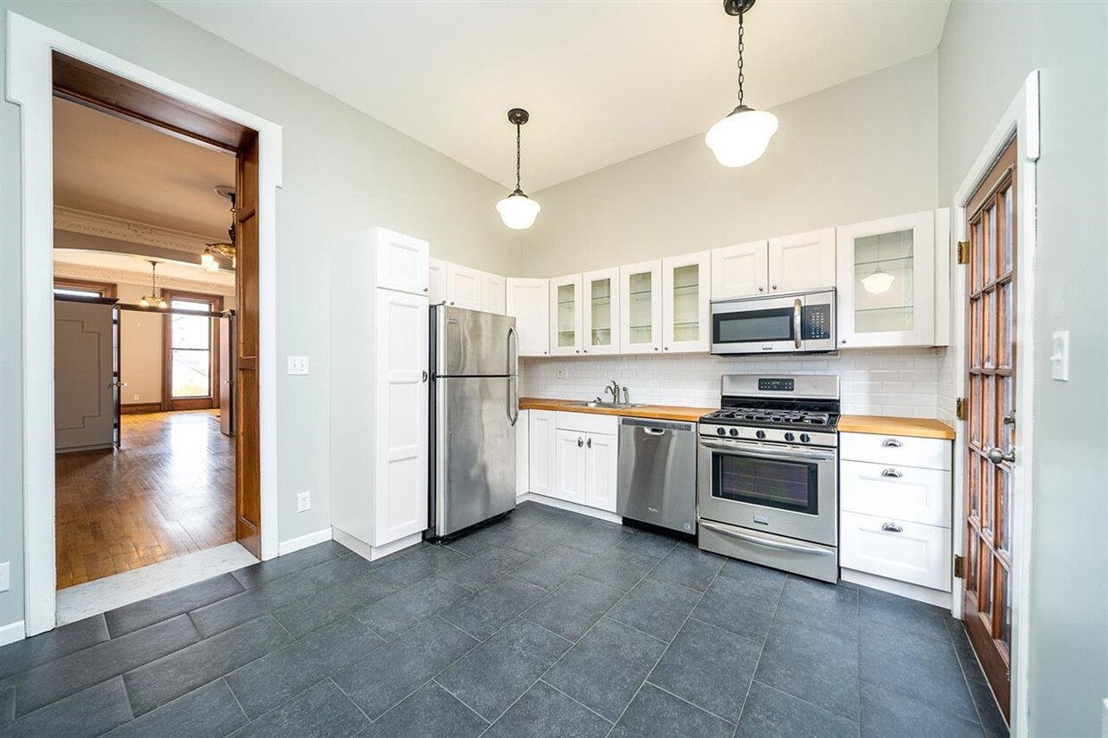 Primary Photo - 252 Grove St