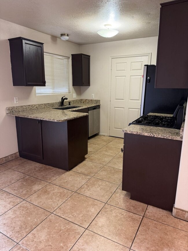 Building Photo - 1063 E 600 S