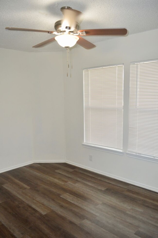 Foto del edificio - Charming 3 bed 2 bath with a converted gar...