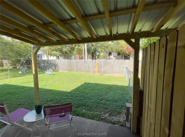 Building Photo - 1525 Hillside Dr