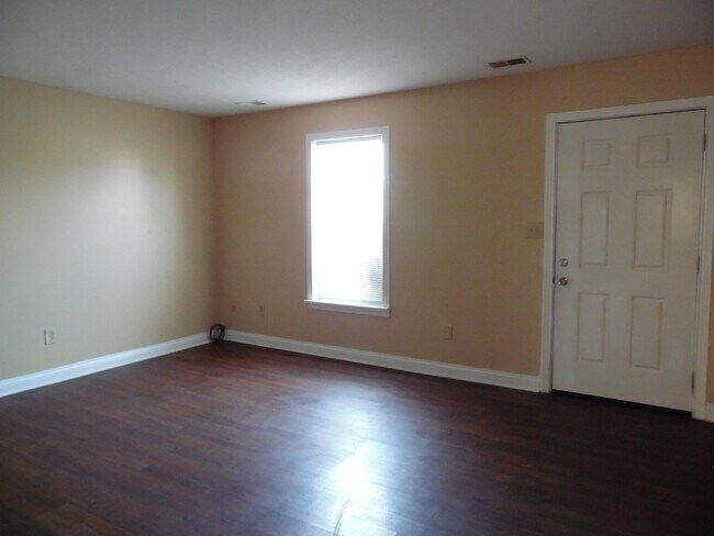 Building Photo - 925 Altamont Ct