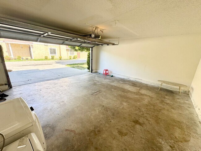 Building Photo - *Updated 3 bed 2.5bath townhouse in El Monte*