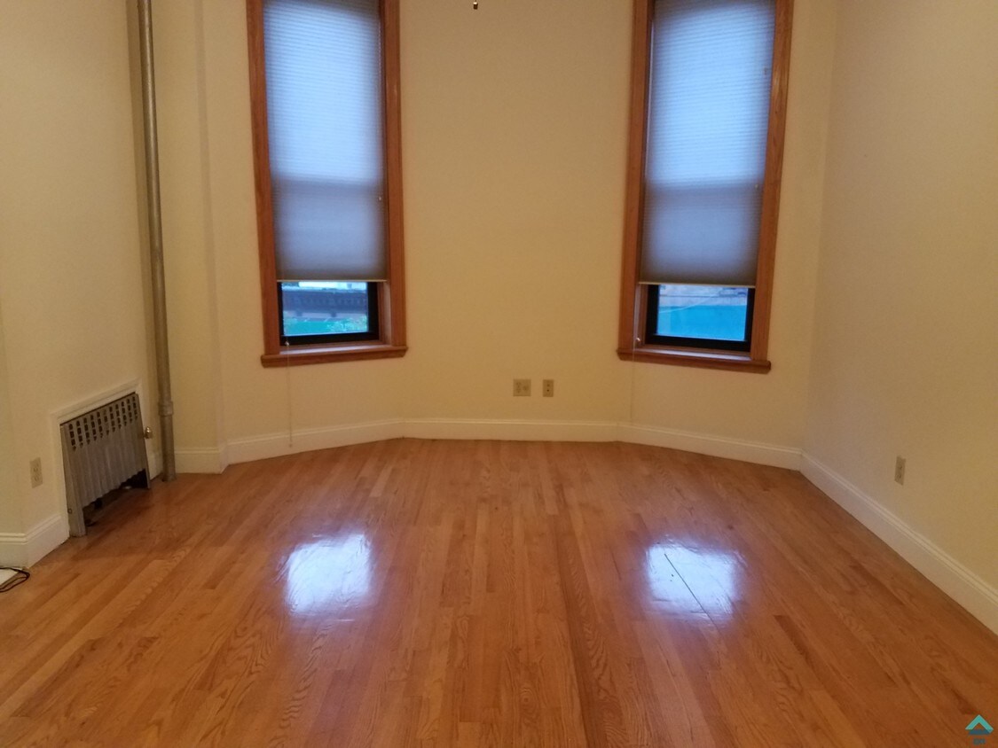 Primary Photo - 402 8th St
