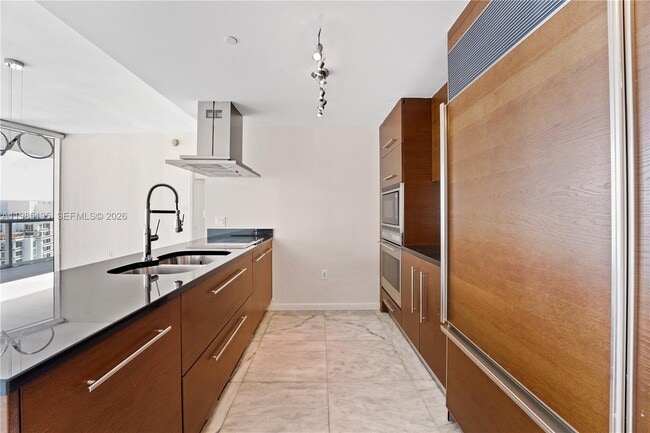 Building Photo - 495 Brickell Ave