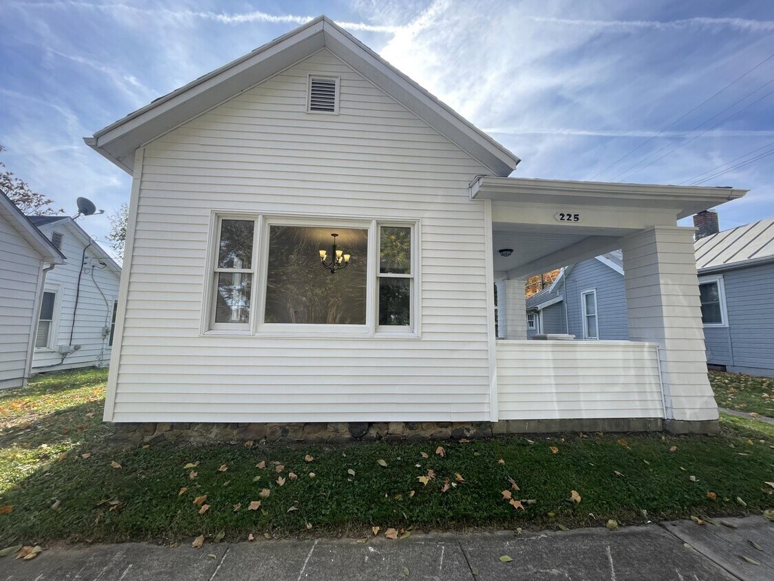 Primary Photo - 225 E Clay St