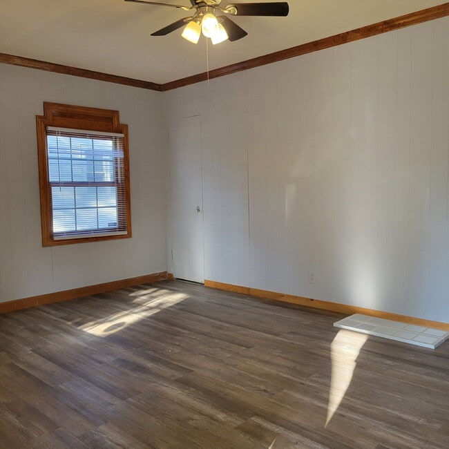 Building Photo - Highway to Home: Rent this 'Neighborly Oasis' 2 Bed/1 Bath with a Garage Bonus!