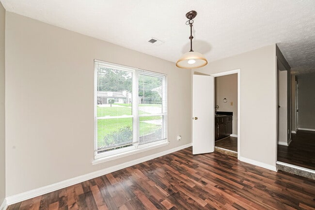 Foto del edificio - 2468 Mistletoe Ln SW