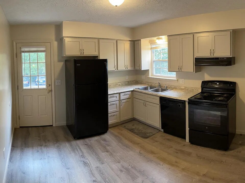 Foto principal - 4044 Expo Ct, Lexington, KY, 40515-4682