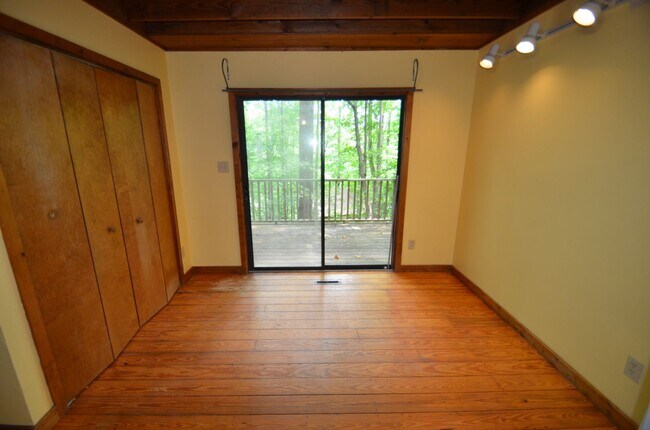 Foto del edificio - Private Wooded Retreat Near UNC with Vaulted Ceilings & Cozy Woodstove