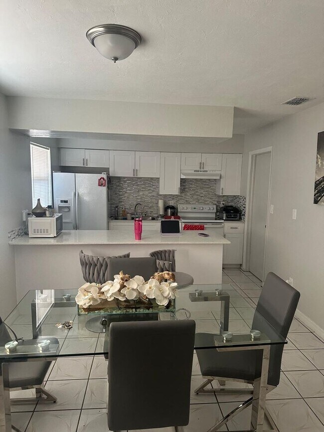 Building Photo - 15 SE 24th Ave