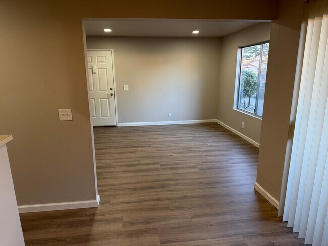 Foto del edificio - Sandalwood Apartments