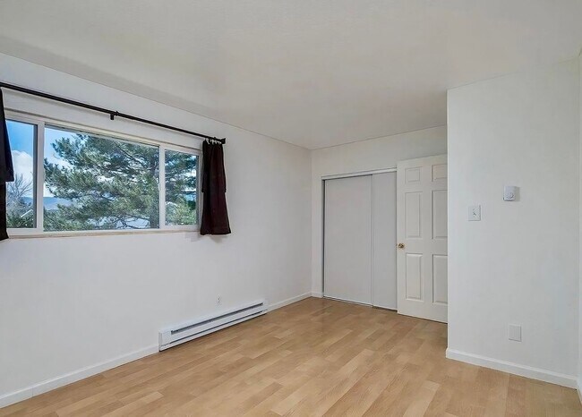 Building Photo - Two Bedroom 1.5 Bath Townhome