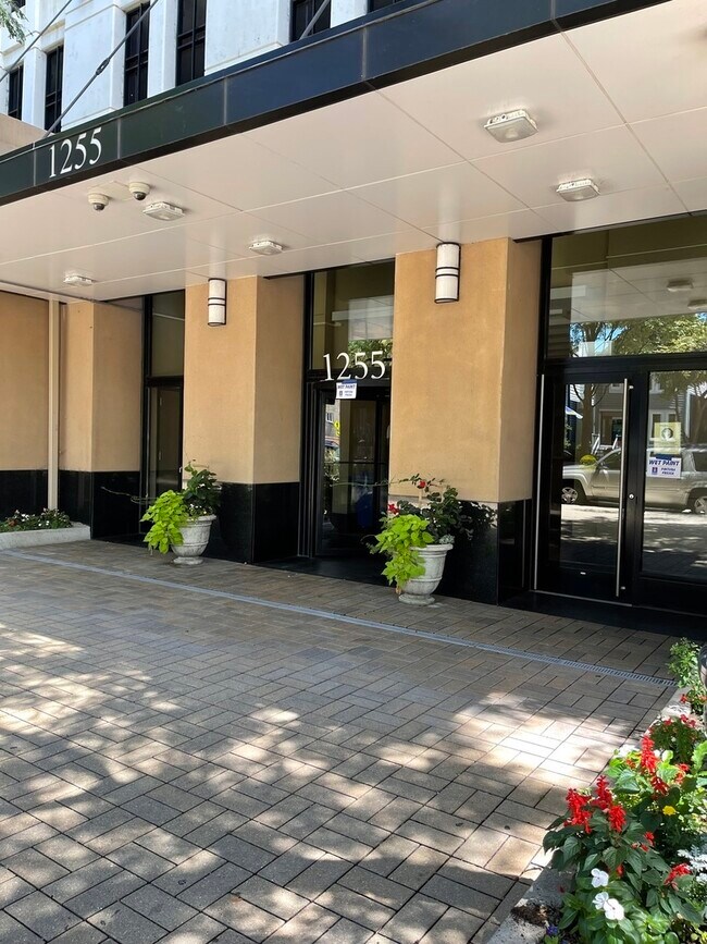 Foto del edificio - 1255 S State St