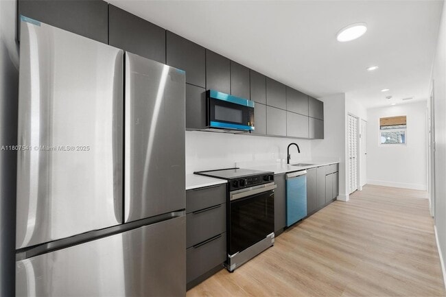 Building Photo - 403 SW 12th Ave