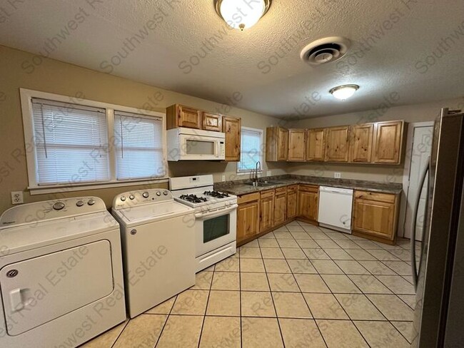 Building Photo - 3 Bed 2 Bath Includes Washer & Dryer - San...