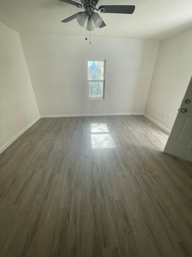 Foto del edificio - 704 E Harvey Ave
