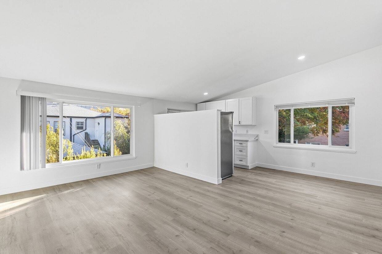 Primary Photo - 360 S Reeves Dr