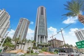 Foto principal - 18555 Collins Ave