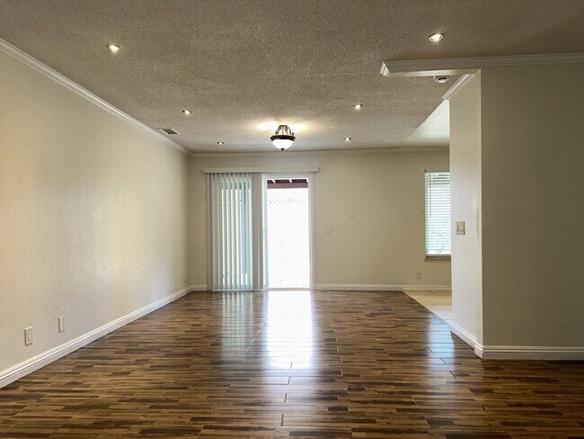 Foto del edificio - 4 bed with 2 baths in Riverside, CA next t...