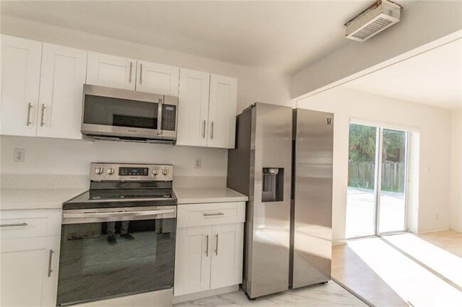 Building Photo - 405 SW 78th Ter