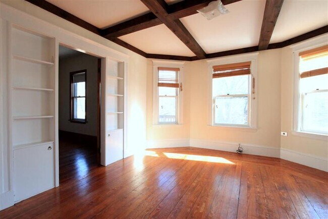 Foto del edificio - 92 Rogers Ave