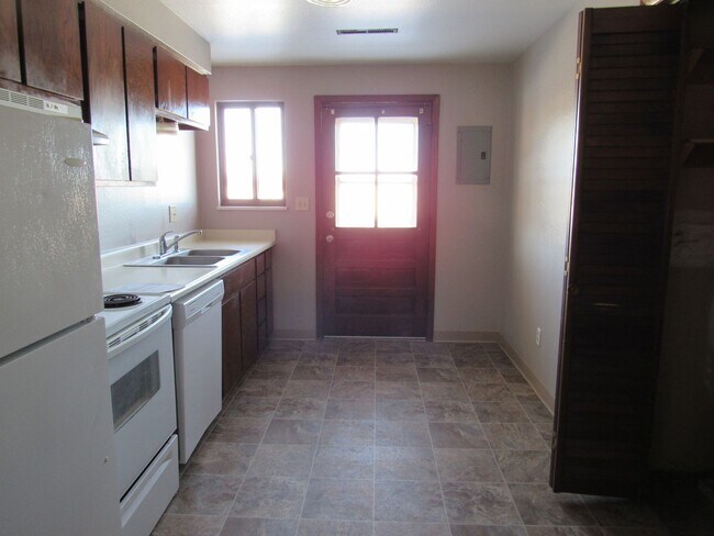 Foto del edificio - Centrally Located 2 Bedroom w/ Central Air