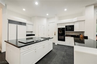 Building Photo - 2231 S Tioga Way