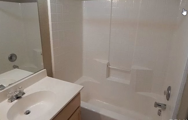 Building Photo - Lovely Single Story Home With 3 Bed/2 Bath...