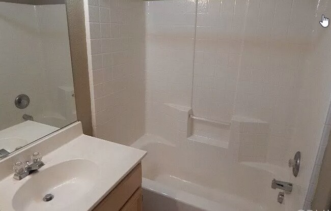 Foto del edificio - Lovely Single Story Home With 3 Bed/2 Bath...
