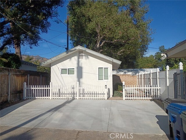 Foto del edificio - 947 E Cypress Ave