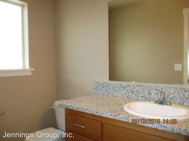 Building Photo - 618-648 Pine Ct
