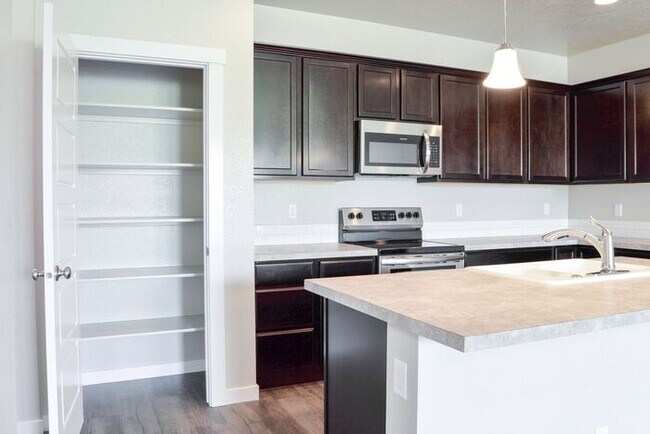 Building Photo - Roe Street Townhomes