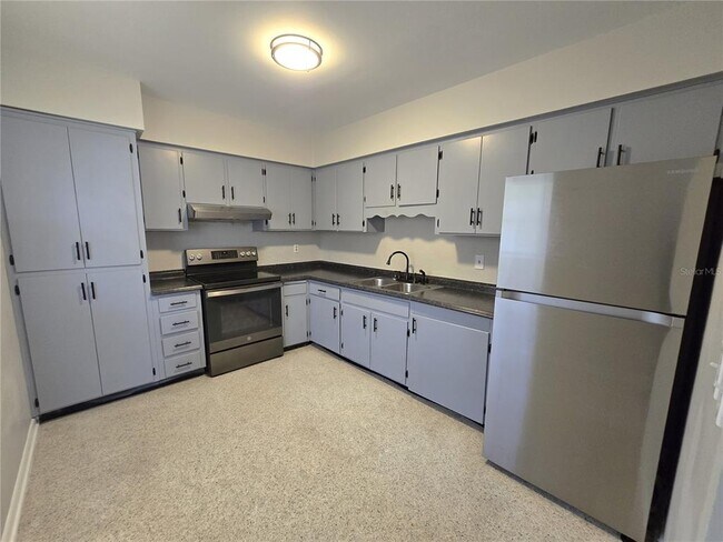 Foto del edificio - 215 Clemons Rd