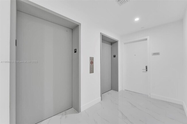 Foto del edificio - 700 NE 24th St