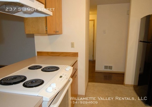 Building Photo - Amazing 3bdr/2bth Duplex