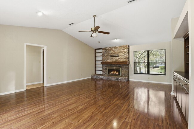 Building Photo - Three-bedroom Two bath with smaller study/fourth bedroom in Haile Plantation