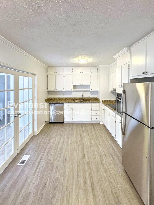 Building Photo - 3963 Bouldercrest Rd