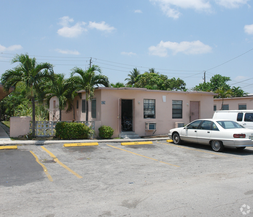 Primary Photo - 827-835 NW 10th Ter