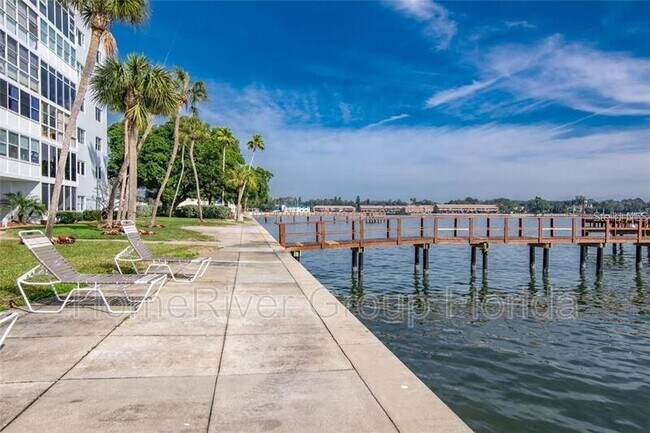 Foto del edificio - 7200 Sunshine Skyway Ln S